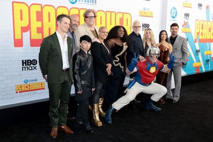 Freddie Stroma, David Denman, Nhut Le, Steve Agee, Anissa Matlock, Danielle Brooks, James Gunn, Jennifer Holland, John Cena, Sol Rodríguez y Frank Grillo asistieron al estreno de la segunda temporada de la serie de HBO Peacemaker, en el Lincoln Square Theater de Nueva York.