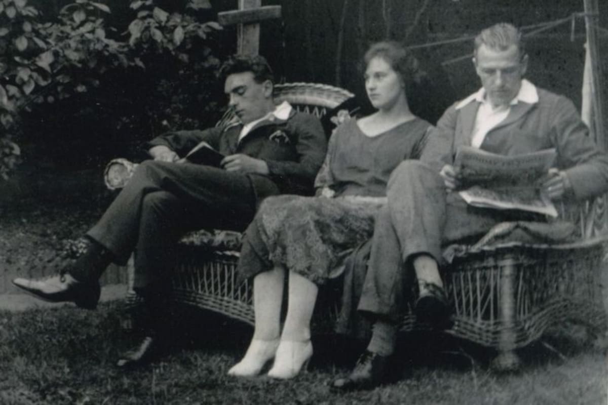 Freddy Bywaters (izquierda) junto a Edith y Percy Thompson en el jardín de la casa en la que vivieron.
