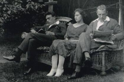 Freddy Bywaters (izquierda) junto a Edith y Percy Thompson en el jardín de la casa en la que vivieron.
