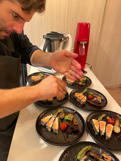 Freddy cocina para sus huéspedes en Casa Viña. En sus platos usa productos locales y los prepara con el máximo detalle.