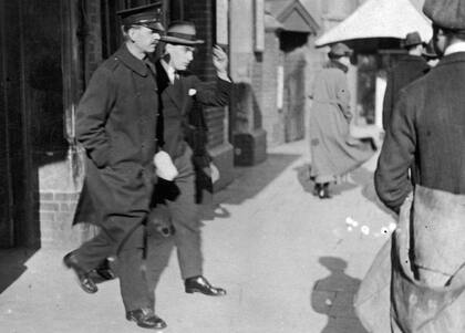 Freddy, saliendo de la estación de policía en Ilford. Fue detenido cuando fue a visitar a los padres de Edith.