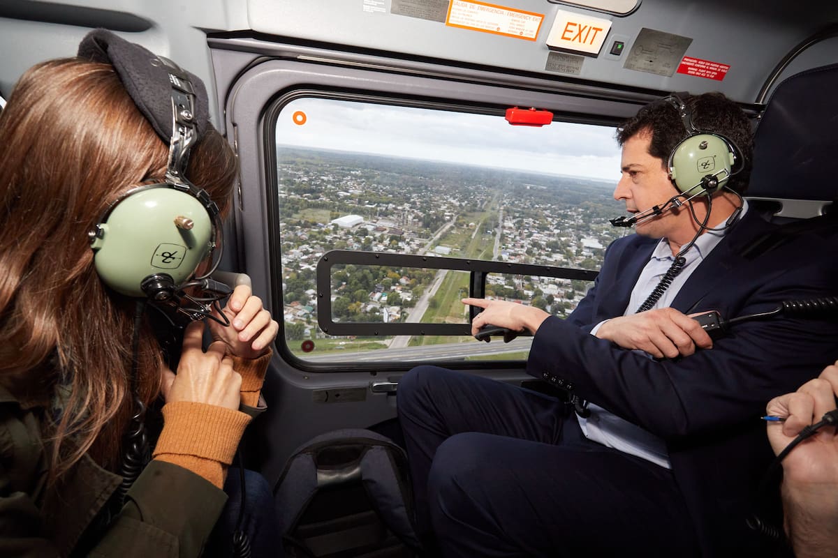 Frederic y De Pedro, en una recorrida aérea ayer por el conurbano bonaerense