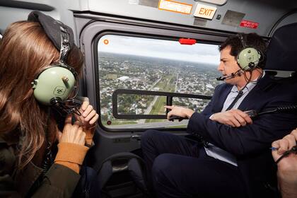 Frederic y De Pedro, en una recorrida aérea ayer por el conurbano bonaerense
