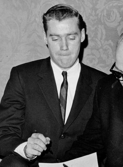 Frederick Crist Trump Jr. nació el 14 de octubre de 1938, como el primer hijo del rico desarrollador inmobiliario Fred Trump y Mary Anne MacLeod Trump, en Queens, Nueva York.
