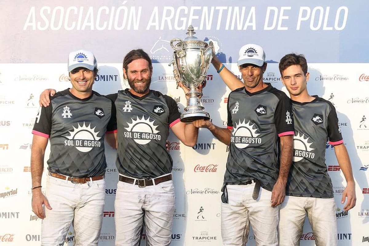 Frederick Mannix, Francisco De Narváez (h.) y Francisco y Rufino Bensadón, de Sol de Agosto-Alegría, el campeón de la Copa Cámara de Diputados.