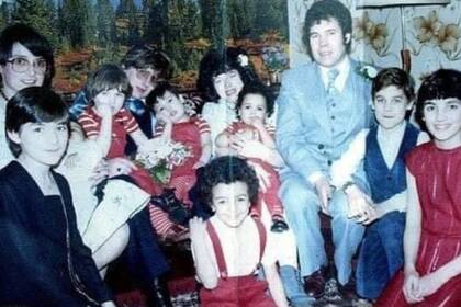 Frederick Walter Stephen West fue un asesino en serie británico. Entre 1967 y 1987, él y su esposa Rosemary, violaron, torturaron y asesinaron a al menos 12 mujeres jóvenes, casi todas en la casa de ellos en Gloucester, Inglaterra
