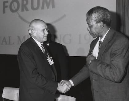 Frederik de Klerk y Nelson Mandela se dan la mano en la Reunión Anual del Foro Económico Mundial celebrada en Davos en enero de 1992.