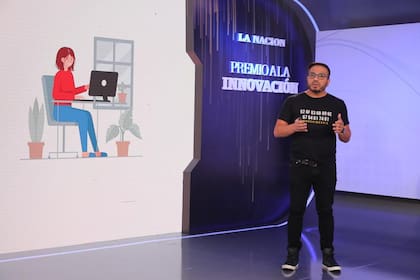 Fredi Vivas, CEO de RockingData en plena presentación