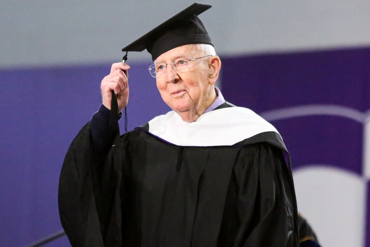 Fredric Taylor. un veterano de guerra de 101 años de edad, cumplió su sueño de desfilar en una ceremonia de graduación en su alma máter