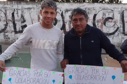 Fredy Cáceres (derecha) junto a un sobrino que lo ayudó en el festejo en Mataderos