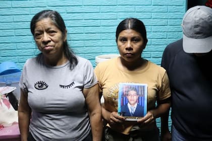 Fredy Orlando Guzmán (en la foto al centro) fue detenido sin causa alguna, según sus familiares