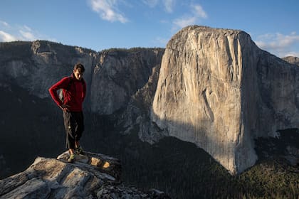 Alex Honnold, el escalador que no usa ni arnés ni cables para escalar El Capitán, en el parque Yosemite, hazaña que narra esta película de Jimmy Chin y Elizabeth Chai