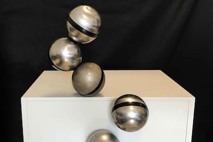 FreeBOT es un sistema robótico equipado con motores internos que puede ampliar sus capacidades gracias a un mecanismo magnético