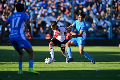 Freitas intenta dejar atrás a Romero