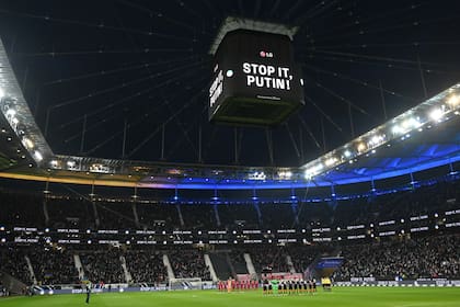 "¡Frénela, Putin!", clama la pantalla mientras el estadio toma los colores de Ucracnia en Eintracht Frankfurt vs. Bayern München, por la Bundesliga alemana.