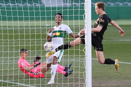 Frenkie de Jong del Barcelona anota el primer gol de su equipo durante el partido de fútbol de la Liga española entre Elche y Barcelona en el estadio Manuel Martínez Valero en Elche, España, el domingo 24 de enero de 2021