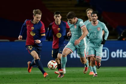 Frenkie de Jong (izquierda) y Julián Álvarez del Atlético de Madrid en la ida de su semifinal de la Copa del Rey en febrero de 2025; este domingo, un nuevo duelo