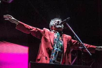 Frente a 25.000 fanáticos, el músico argentino hizo un recorrido por su discografía y celebró algunos de sus grandes clásicos