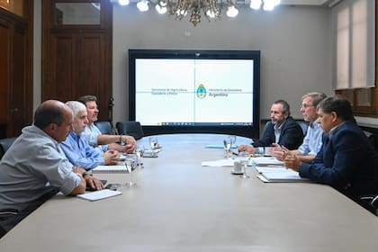 Frente a frente. Fernando Vilella, de LLA, y el secretario de Agricultura, Juan José Bahillo