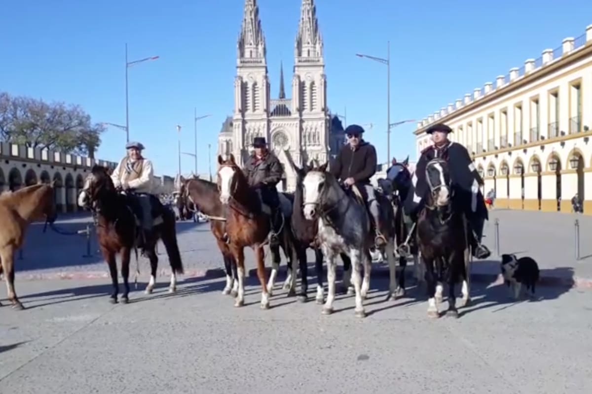 Frente a la Basílica de Luján, Ottaviani, Acuña, Cerdá y Moares, los jinetes antes de partir