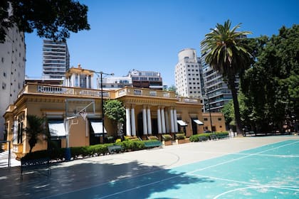 Frente a la casa principal del club, diseñada en 1876, nace una cancha de básquet