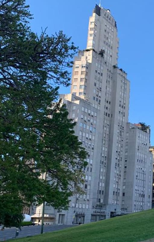 Frente a la Plaza San Martín, el Kavanagh resultó un hito arquitectónico que, en su momento, fue el rascacielos más alto de Latinoamérica.