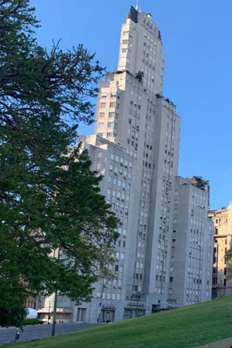 Frente a la Plaza San Martín, el Kavanagh resultó un hito arquitectónico que, en su momento, fue el rascacielos más alto de Latinoamérica.