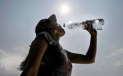 Frente a las altas temperaturas el SMN recomienda aumentar la ingesta de agua