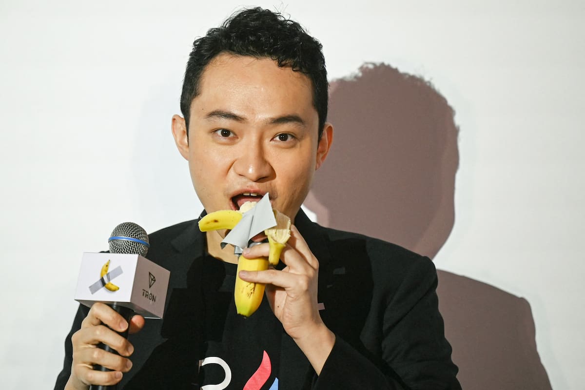 Frente a las cámaras, el empresario chino Justin Sun se comió la banana de la obra conceptual de Maurizio Cattelan por la que pagó 6,2 millones de dólares la semana pasada