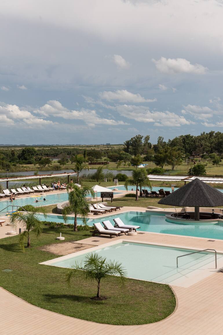 Frente a las lagunas y el río, son seis las seis piscinas termales exteriores.