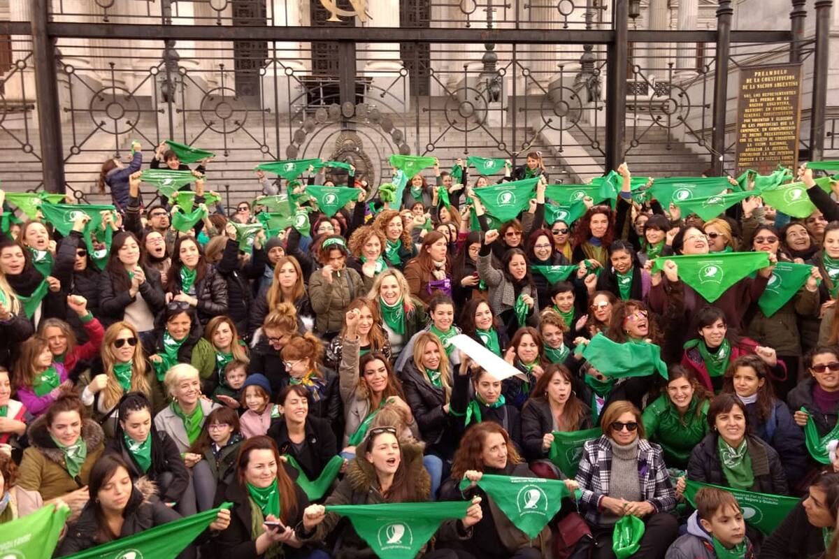 Frente a las puertas del Palacio Legislativo, las presentes se tomaron una foto para defender el proyecto que busca regular la interrupción voluntaria del embarazo