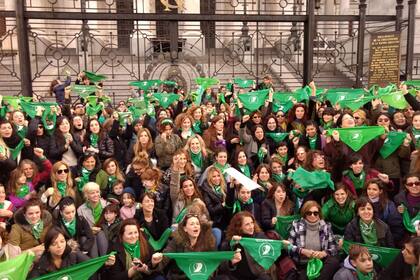 Frente a las puertas del Palacio Legislativo, las presentes se tomaron una foto para defender el proyecto que busca regular la interrupción voluntaria del embarazo