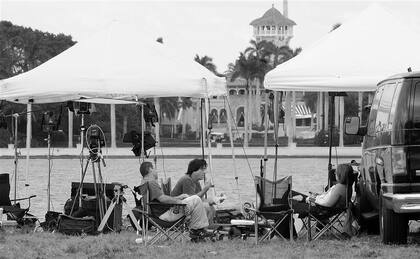 Frente a Mar-a-Lago hay una guardia constante de los medios