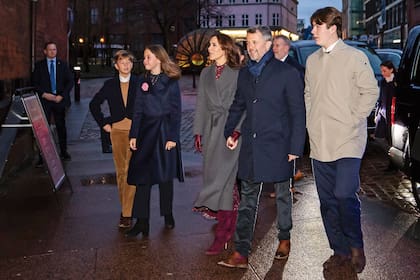Frente a rumores de crisis e infidelidad, los príncipes herederos muestran una imagen de unidad ante las cámaras con sus manos entrelazadas. En la foto se los ve acompañados por tres de sus hijos, Vincent, Josephine y Christian.