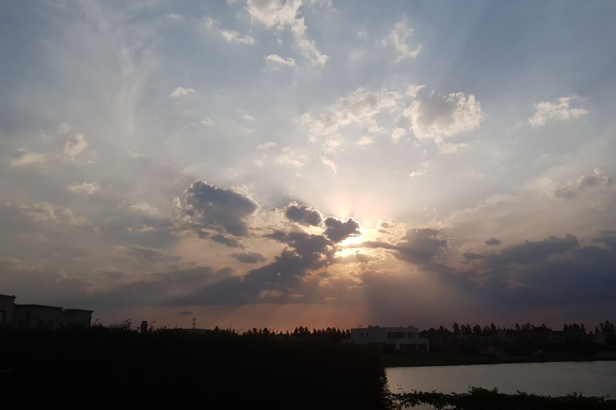 Frente a un atardecer tenemos dos opciones: disfrutar su belleza o anticipar la noche