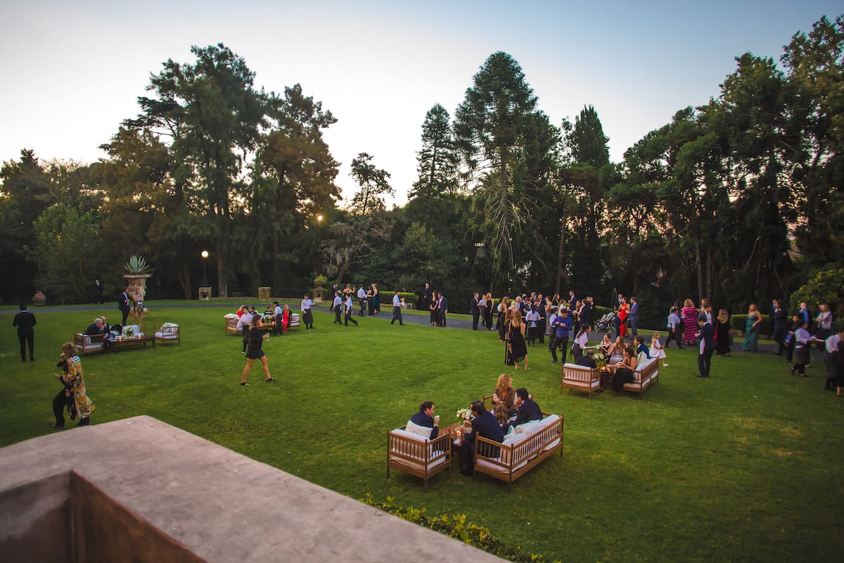 Frente a un panorama incierto, las parejas buscan alternativas para bajar costos y ahorrar