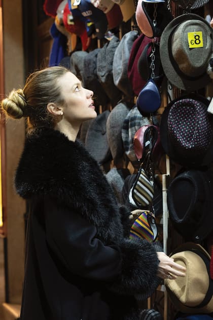 Frente a una tienda de sombreros, Luli nos comparte su sueño: "Me gustaría muchísimo intentar trabajar en Inglaterra, Londres me fascina. Vamos de a poco. Hoy estoy acá y es pura felicidad”.