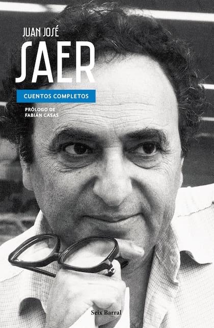 "Frente a una vida sin sentido, los personajes saerianos aman, odian, se traicionan y responden con dulzura o cinismo a eso que «se aproxima»", escribe Fabián Casas en el prólogo de esta nueva edición (Seix Barral), que abarca 43 años de trabajo literario
