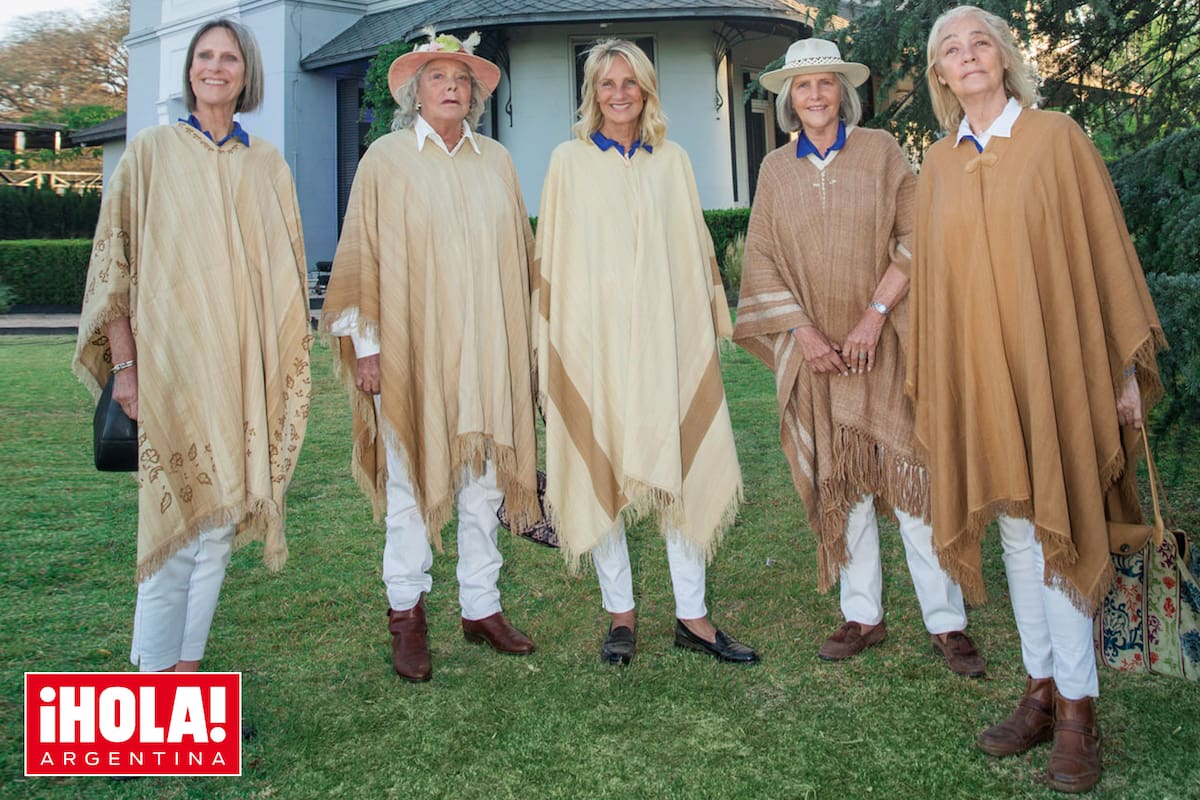 Frente al castillo Pando Carabassa, las hermanas Blaquier, posan para ¡HOLA! De izquierda a derecha: Julia Elena, Dolores, Marina, Teresa y Agustina, que integraban La Concepción, uno de los dos equipos femeninos (el otro fue Mar del Plata) que inauguraron la sede Alfredo Lalor hace 50 años.