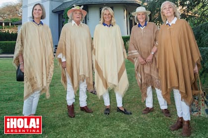 Frente al castillo Pando Carabassa, las hermanas Blaquier, posan para ¡HOLA! De izquierda a derecha: Julia Elena, Dolores, Marina, Teresa y Agustina, que integraban La Concepción, uno de los dos equipos femeninos (el otro fue Mar del Plata) que inauguraron la sede Alfredo Lalor hace 50 años.