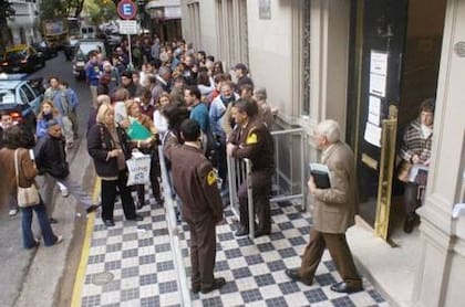 Frente al consulado de España en Buenos Aires la gente hace cola para iniciar trámites