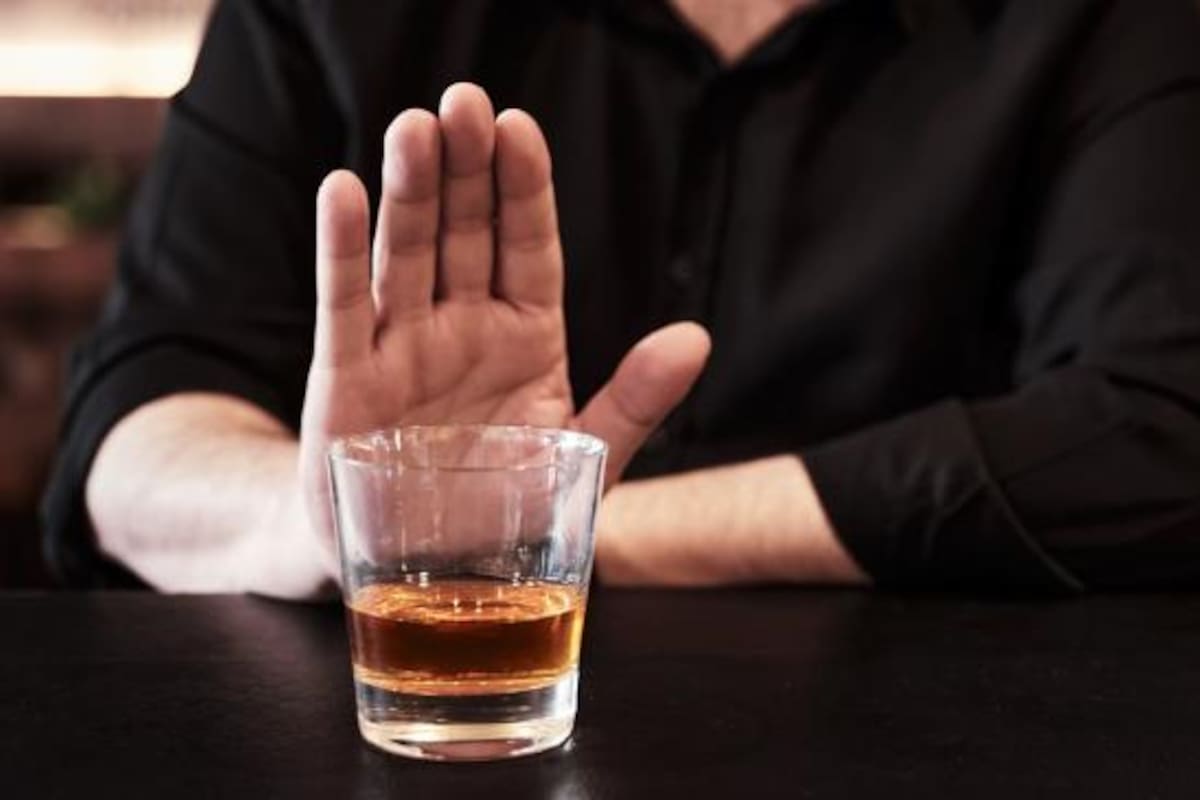 Frente al consumo de alcohol, los expertos recomiendan disminuir la cantidad no solo por mantener la dieta, sino también por otros riesgos a la salud.
Foto: iStock