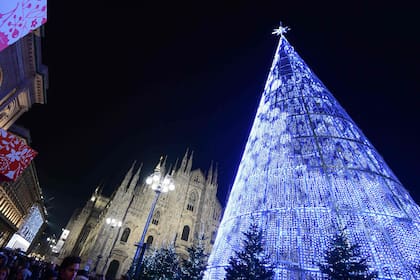 Frente al imponente Duomo de Milán, el gran árbol se enciende con más de 80.000 lámparas LED