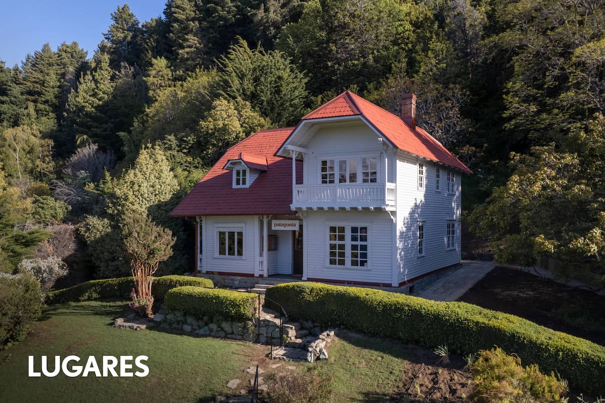 Frente al lago Nahuel Huapi, la casa está rodeada por un enorme cipresal y un jardín con rosales que fueron plantados por Rosa Frey y sus hijas.