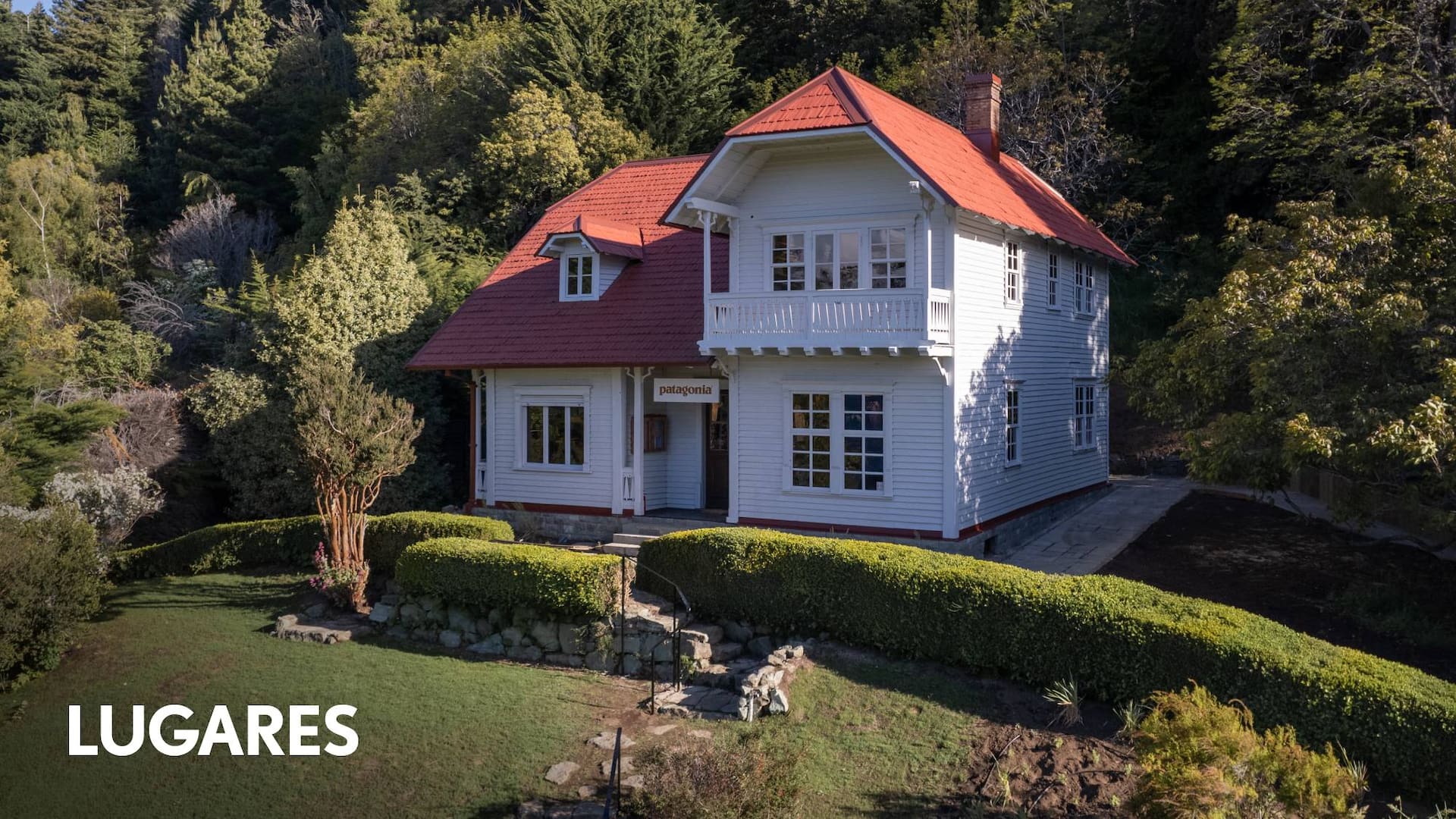 Frente al lago Nahuel Huapi, la casa está rodeada por un enorme cipresal y un jardín con rosales que fueron plantados por Rosa Frey y sus hijas.