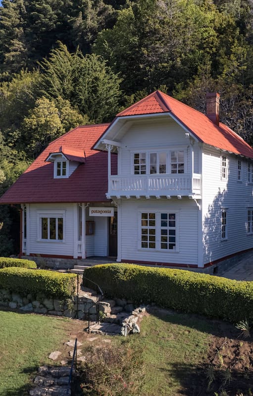 Frente al lago Nahuel Huapi, la casa está rodeada por un enorme cipresal y un jardín con rosales que fueron plantados por Rosa Frey y sus hijas.