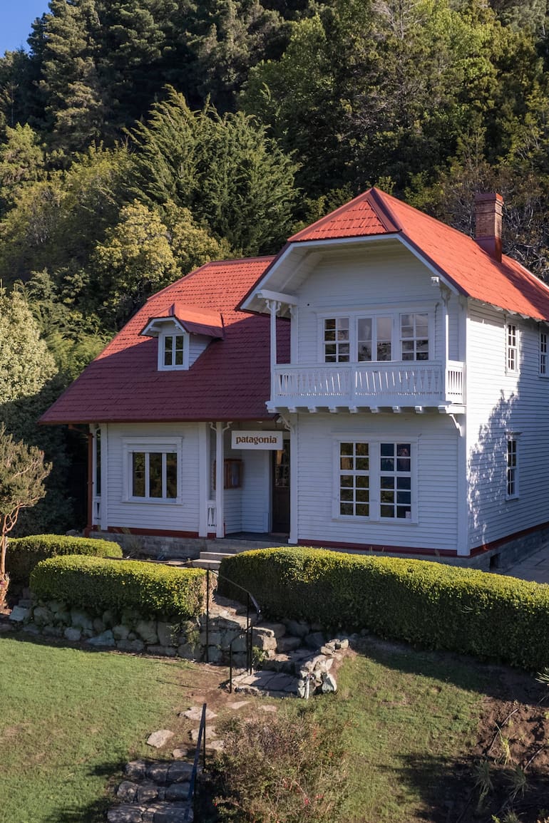 Frente al lago Nahuel Huapi, la casa está rodeada por un enorme cipresal y un jardín con rosales que fueron plantados por Rosa Frey y sus hijas.