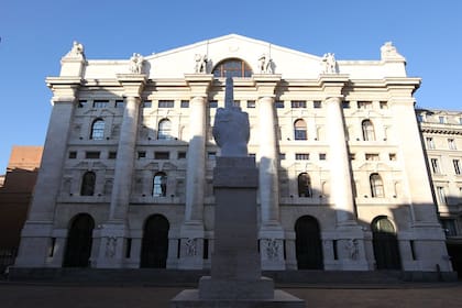 Frente al Palazzo Mezzanotte donde funciona la Bolsa de Milán