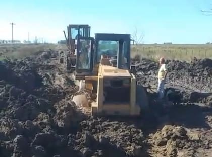 Frente al silencio oficial, los productores empezaron a tomar cartas en el asunto: “Hay caminos que estaban totalmente anegados y nos pusimos de acuerdo con vecinos para arreglarlos nosotros. Ya no podíamos esperar más”
