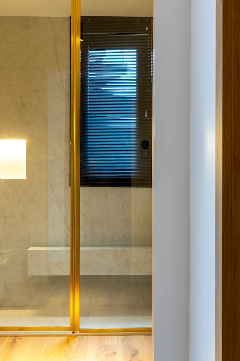 Frente de ducha Shawer Door en el Espacio 201 (estudio C’est Moi): cristal incoloro, perfilería dorada y deslizamiento suave que combinan elegancia y máxima luminosidad.